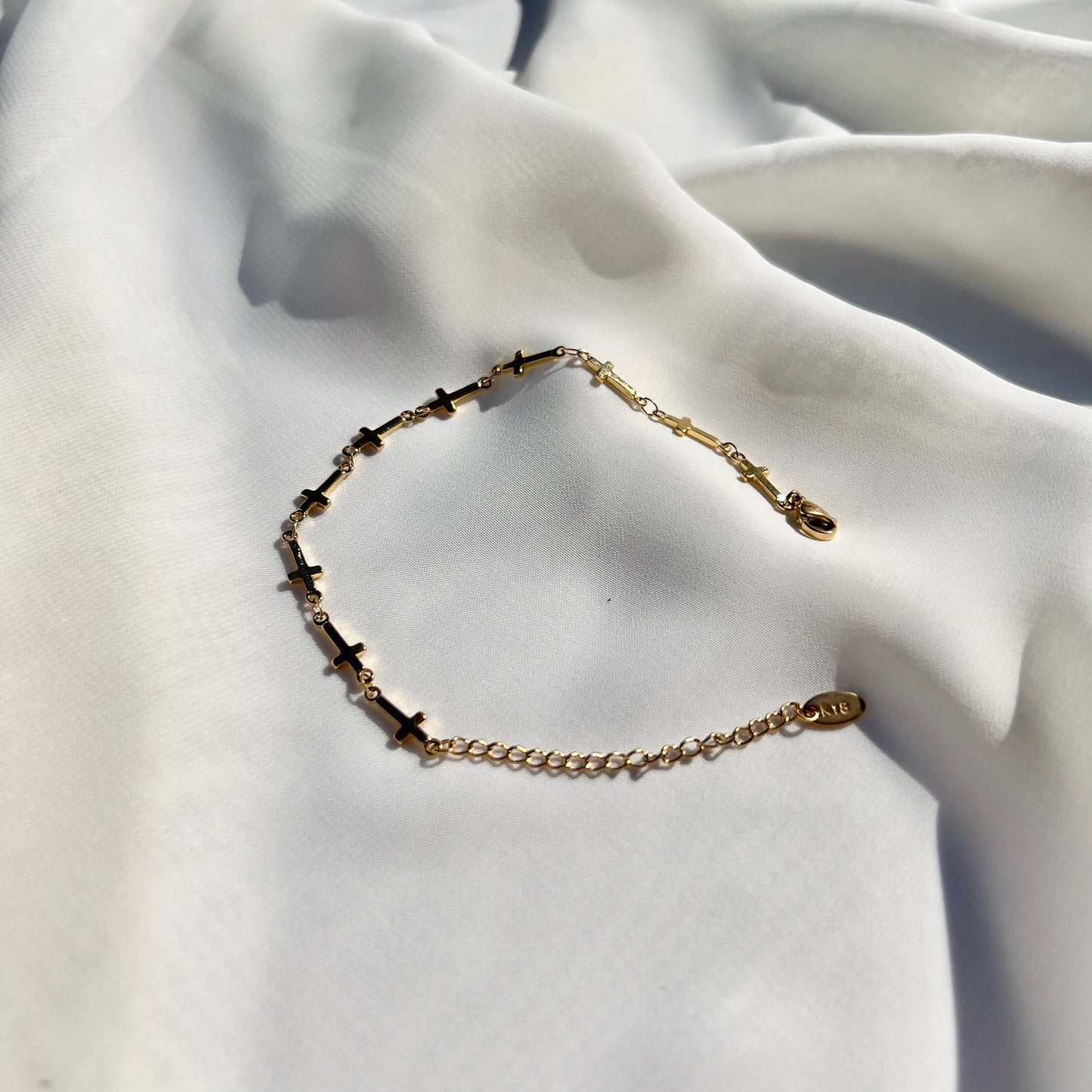 Dainty Cruz Bracelet