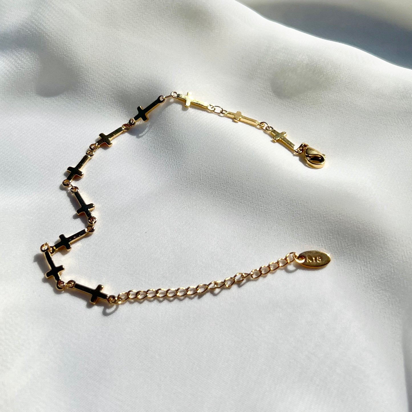 Dainty Cruz Bracelet