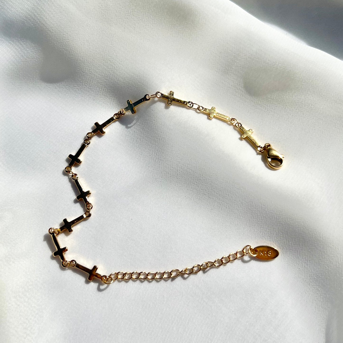 Dainty Cruz Bracelet