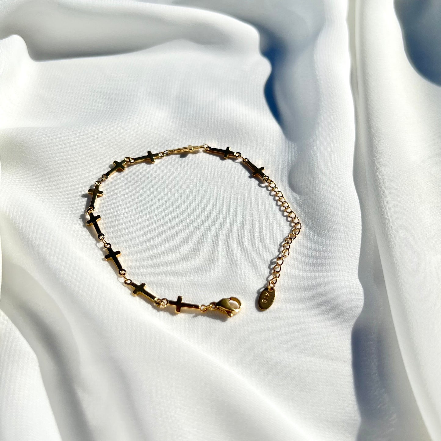 Dainty Cruz Bracelet