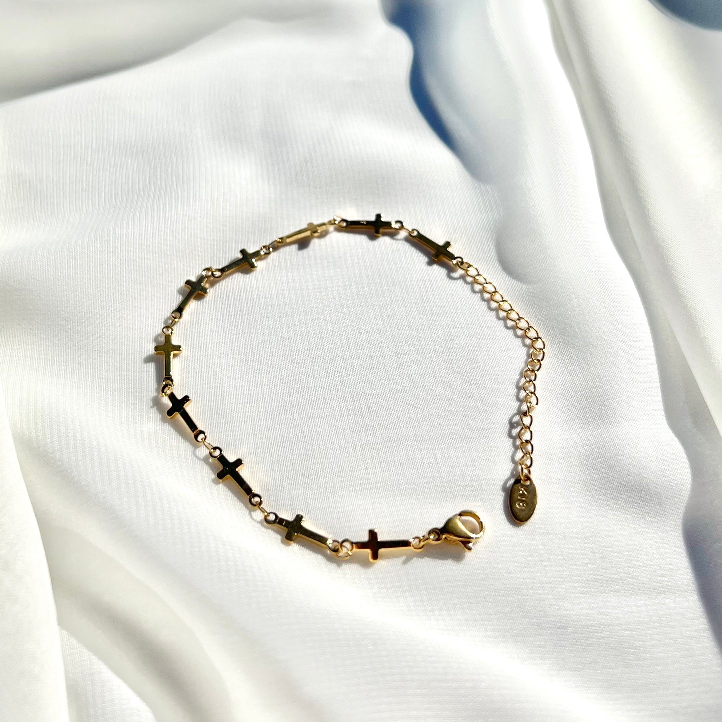 Dainty Cruz Bracelet