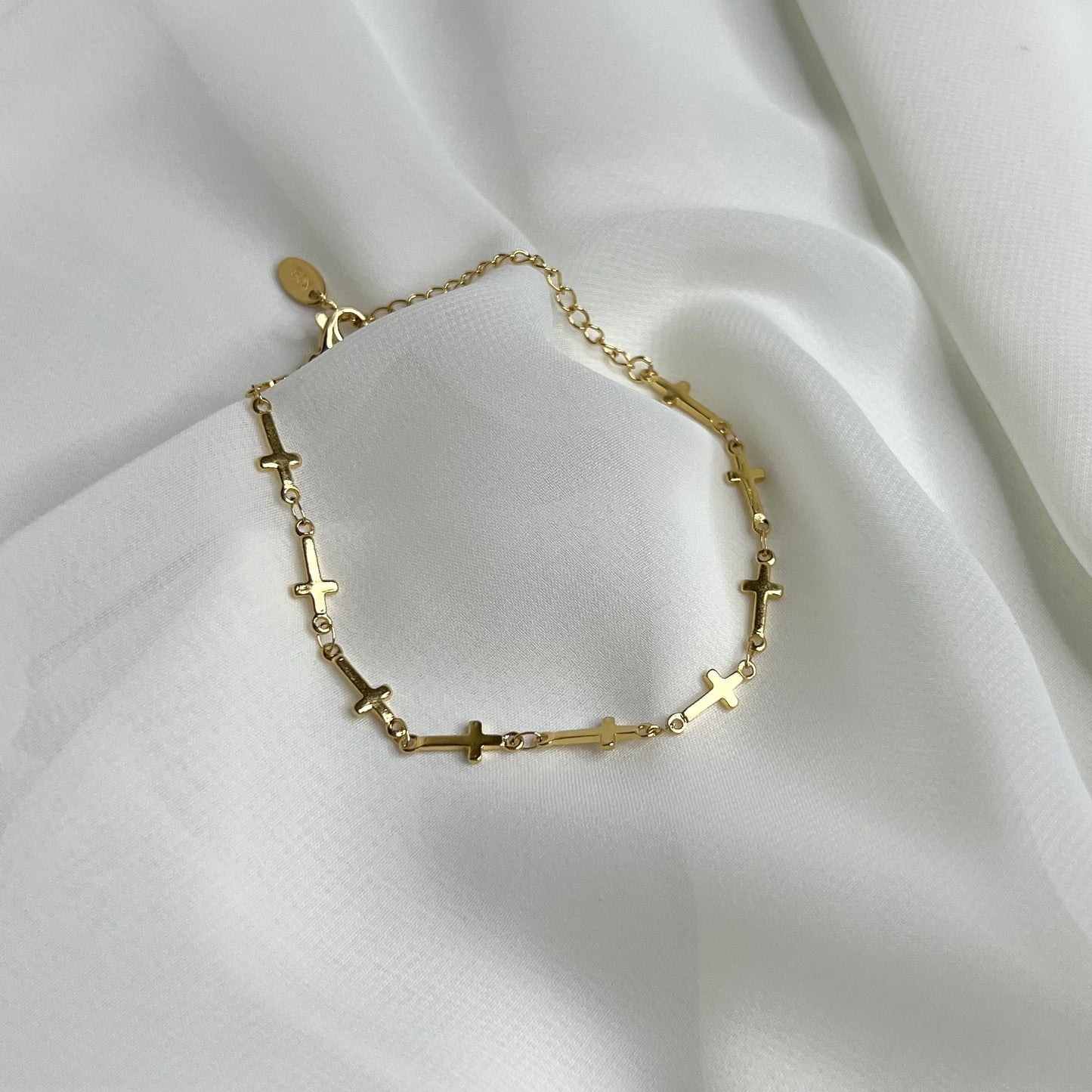 Dainty Cruz Bracelet